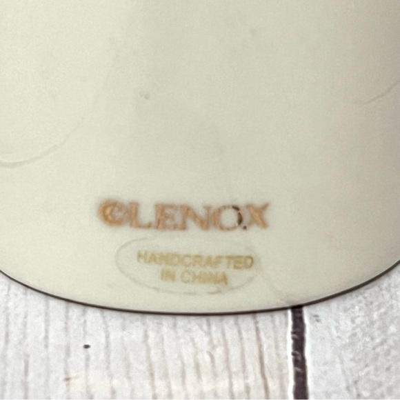 Lenox Ivory Porcelain Round Picture Frame with Gold Trim - Picture 3 of 7